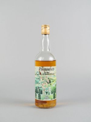 une bouteille de whisky posée sur une table blanche