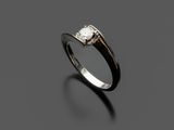 une bague en or blanc et diamants
