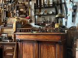 une pièce où de nombreux outils sont accrochés au mur