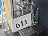 un distributeur de bière sur lequel figure un chiffre