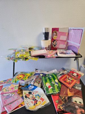 Lot de 126 pièces divers sachets pour anniversaire (sacs bonbons, cart