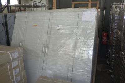 un gros tas de cartons et de palettes dans un entrepôt