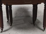 une petite table en bois surmontée d'un tiroir