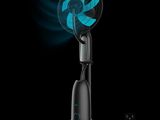 un ventilateur noir et bleu sur pied, avec une télécommande