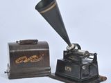 un gramophone noir et doré avec un coffret en bois
