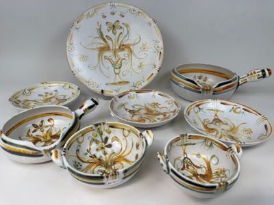 plusieurs assiettes et bols posés sur une table