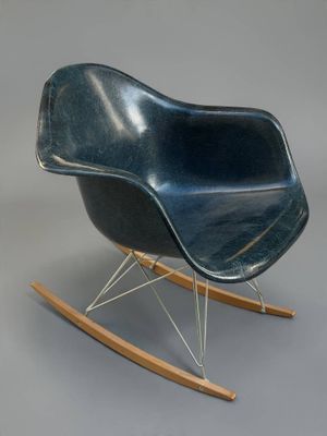 une image représentant un fauteuil à bascule bleu sur fond gris