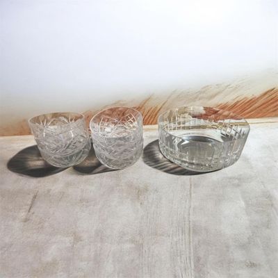 trois verres et un bol posés sur une table