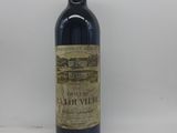 une bouteille de vin posée sur une table