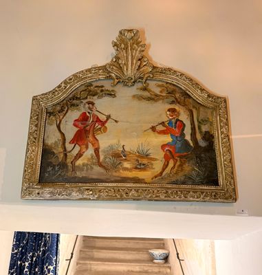 un tableau accroché au mur au-dessus d'un escalier dans une maison