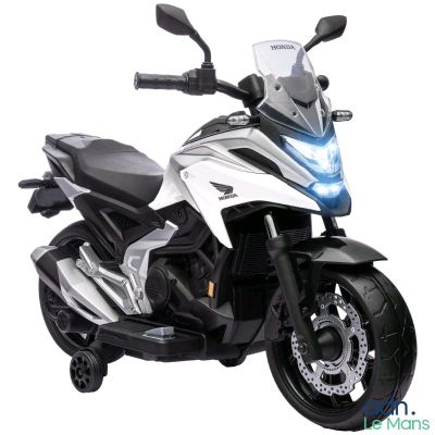 une moto miniature posée sur une surface blanche