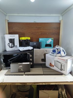 il y a beaucoup d'appareils électroniques sur la table dans la pièce