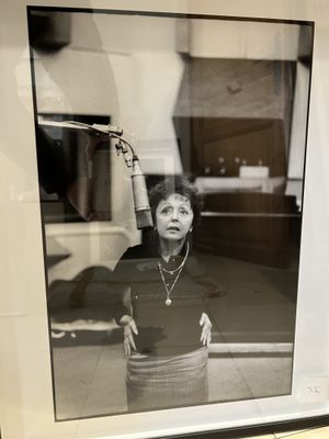 Daniel ANGELI (1943). Edith Piaf, seule en studio à Paris, 1…