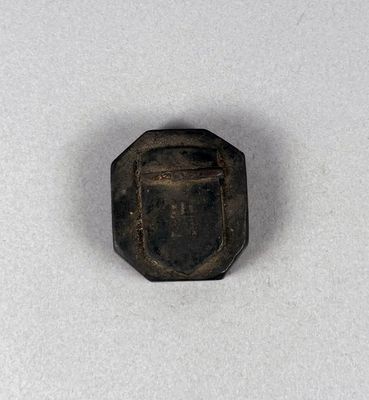 l'image d'un petit objet métallique sur une surface blanche