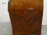 un petit meuble en bois surmonté d'une porte