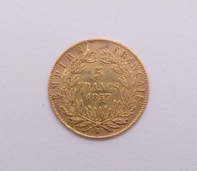l'image d'une pièce d'or posée sur une surface blanche