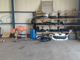 un garage rempli d'objets et d'outils