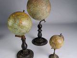 trois types différents de globes empilés les uns sur les autres
