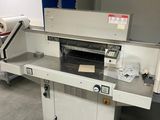 une machine placée au milieu d'une pièce