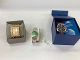une boîte contenant une montre et une autre boîte contenant une montre à l'intérieur