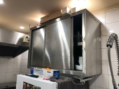 un micro-ondes posé sur le comptoir d'une cuisine