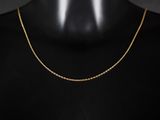 un collier à chaîne en or sur un mannequin mannequin mannequin mannequin mannequin mannequin mannequin mannequin mannequin mannequin