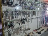 une photo d'une pièce où de nombreux outils sont accrochés au mur