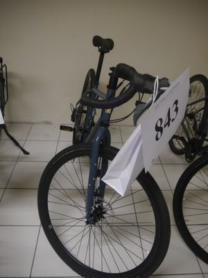 deux vélos garés dans une pièce