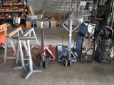 tout un tas d'outils qui traînent dans un garage