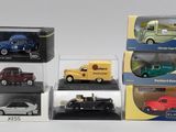 six modèles différents de voitures dans une vitrine