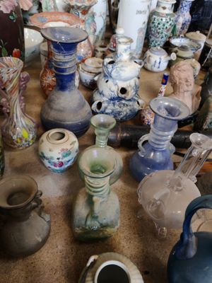 de nombreux vases différents sur la table, dont beaucoup