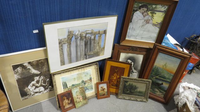 Lot de 11 cadres divers dont : photographies, aquarelle, repro, h...