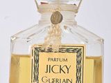 l'image d'un flacon de parfum posé sur une surface blanche