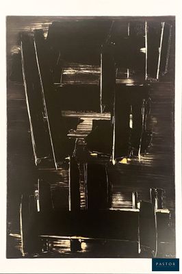 photographie en noir et blanc représentant un ensemble de chaises dans une pièce
