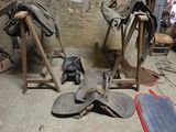 de nombreuses paires de chaussures qui traînent par terre