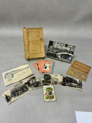 une vieille photo d'un tas de vieilles photos sur une table