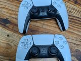 deux manettes de jeux vidéo posées sur un parquet