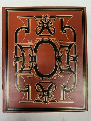 un vieux livre dont la couverture est ornée d'un motif élaboré