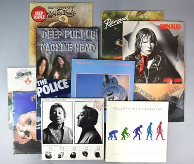 beaucoup de disques accrochés au mur, avec des photos dessus