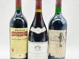 trois bouteilles de vin posées l'une à côté de l'autre sur une table