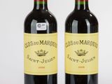 deux bouteilles de vin rouge posées l'une à côté de l'autre sur une surface blanche