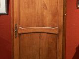 un grand meuble en bois surmonté d'un miroir
