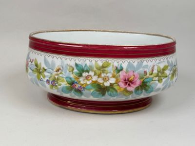 un bol rouge et blanc orné de fleurs peintes