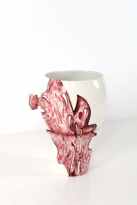 une tasse blanche avec une fleur rose à l'intérieur