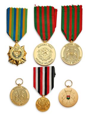 un ensemble de médailles comprenant une médaille, une médaille et une médaille
