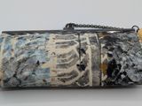 une photo d'un sac à main entouré d'une chaîne