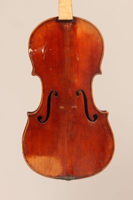 un vieux violon avec un archet accroché au dos
