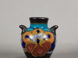 un vase bleu orné d'un motif floral