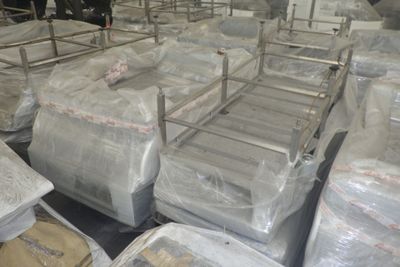 de nombreux sacs de bagages posés par terre dans un entrepôt