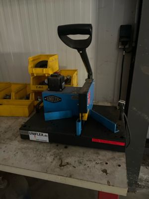 une machine posée sur une table dans un garage